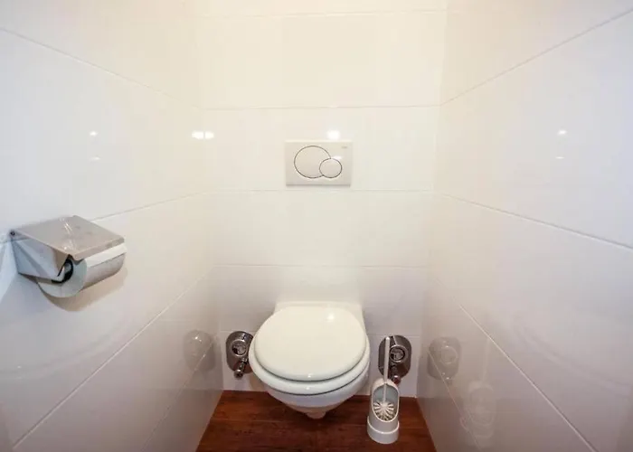 Cozy W A View & Own Garden